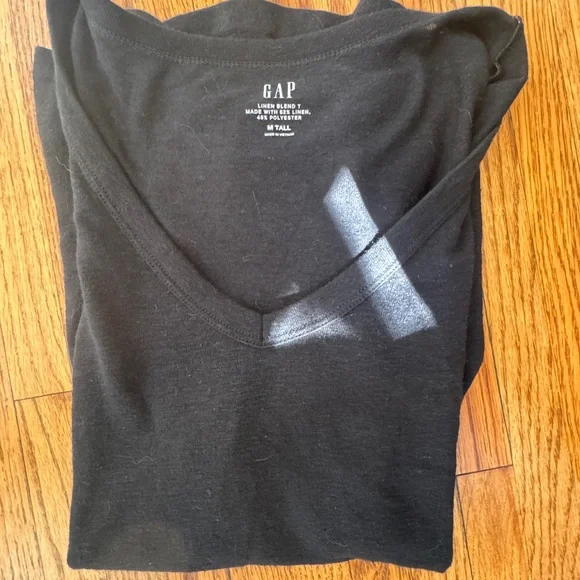 GAP Women's Classic Black V-Neck Tee- Linen Blend, MT - Picture 3 of 4